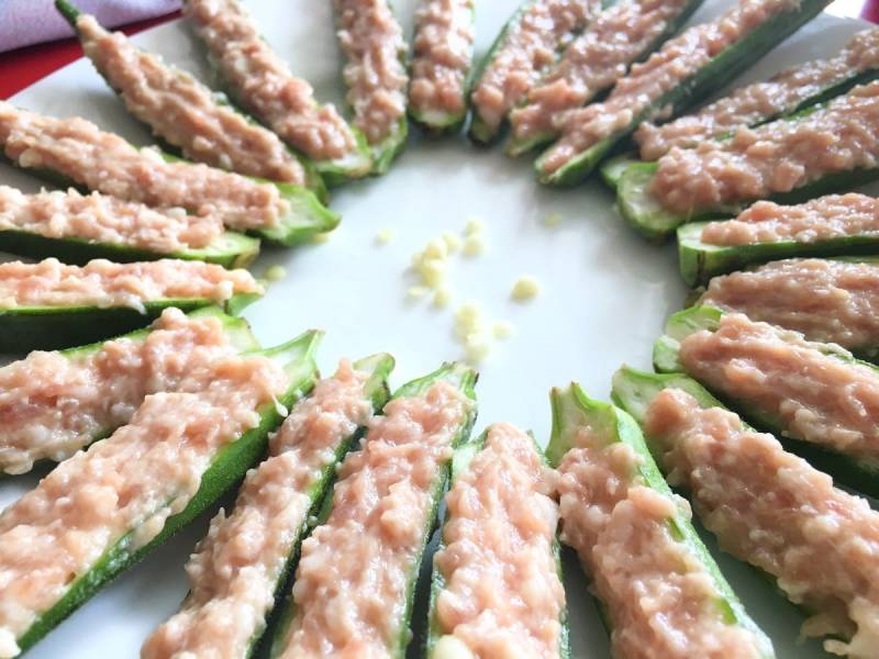 Steps for Cooking Steamed Minced Meat with Okra