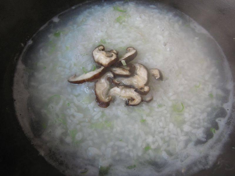 Steps for Making Chicken and Mushroom Congee