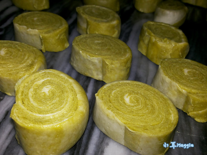 Steps for Making Matcha Lotus Seed Paste Pastry