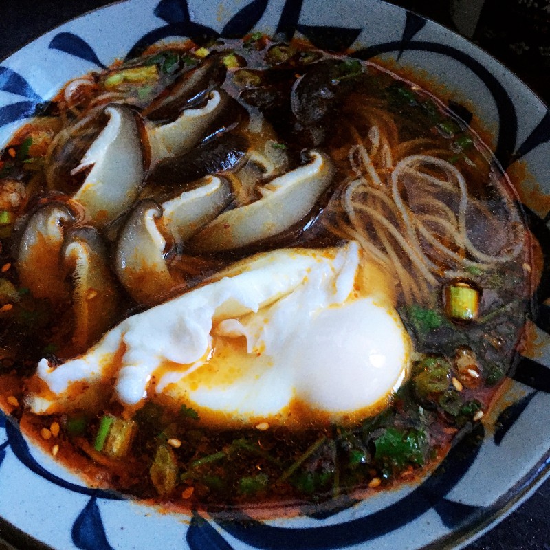 Steps for Making Spicy and Sour Enoki Mushroom Noodles