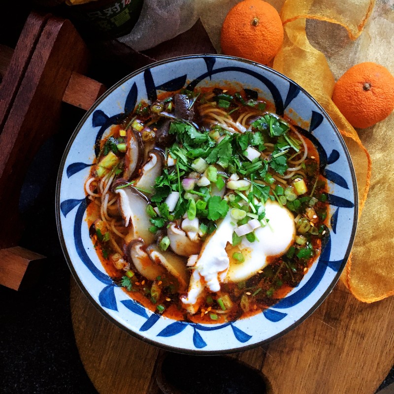 Steps for Making Spicy and Sour Enoki Mushroom Noodles