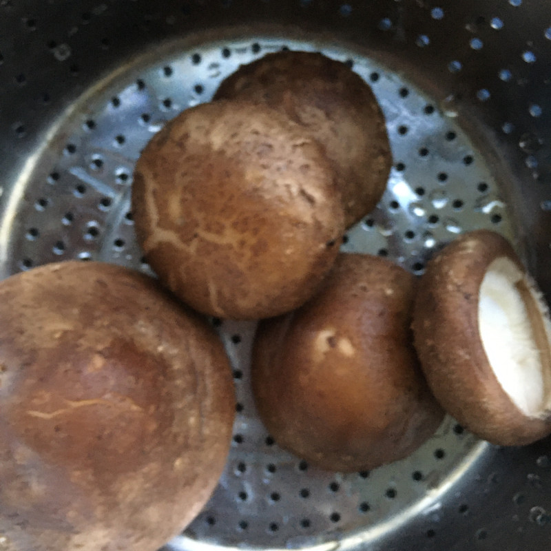 Steps for Making Spicy and Sour Enoki Mushroom Noodles