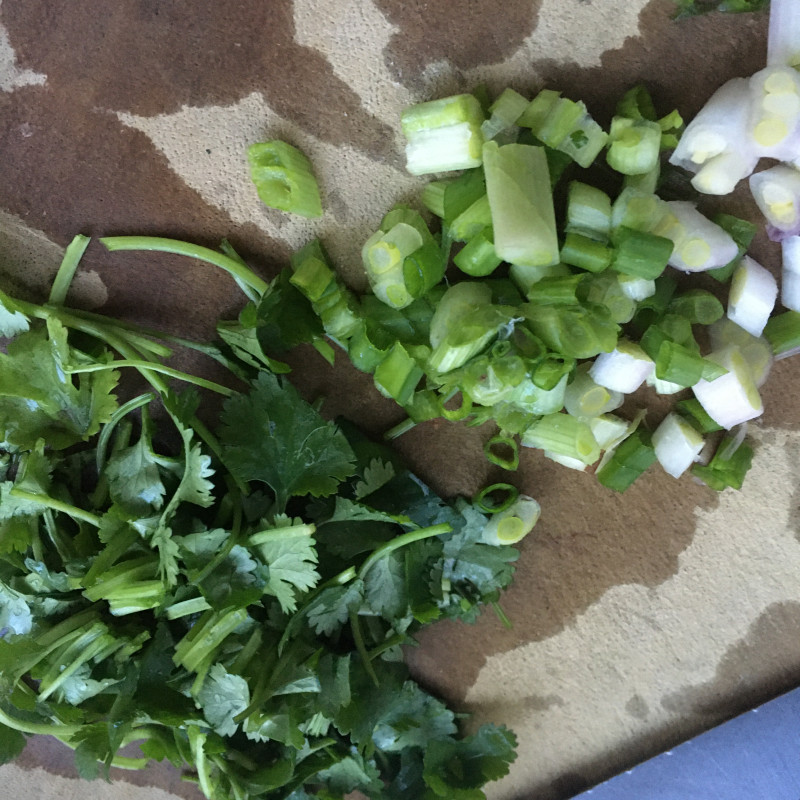 Steps for Making Spicy and Sour Enoki Mushroom Noodles