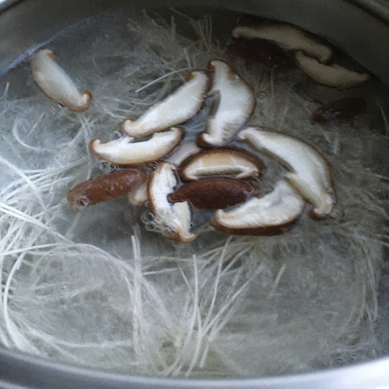 Steps for Making Spicy and Sour Enoki Mushroom Noodles