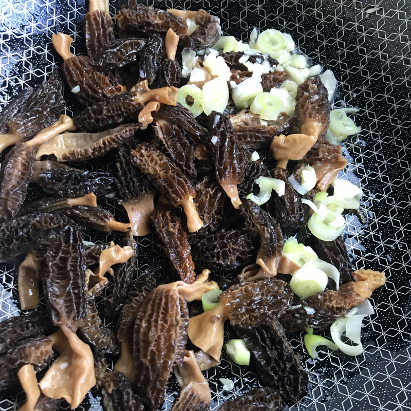 Steps for cooking Sautéed Qingcai with Morel Mushrooms