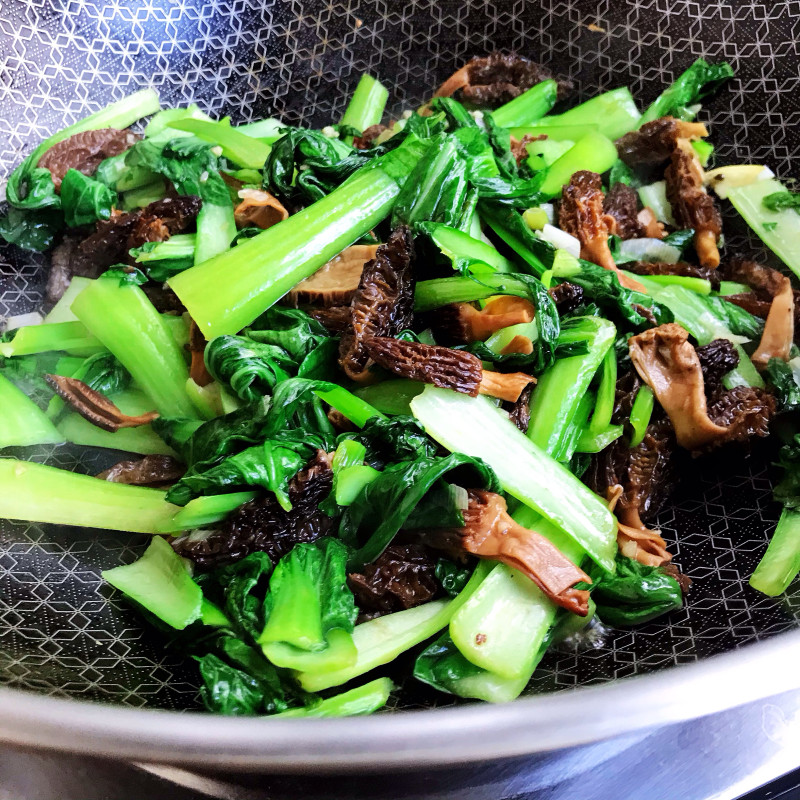 Steps for cooking Sautéed Qingcai with Morel Mushrooms