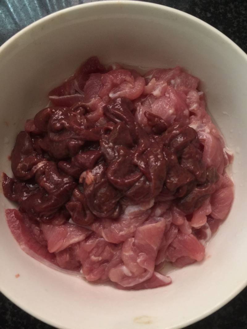 Steps for Cooking Pork Liver and Lean Meat with Goji Leaf Soup