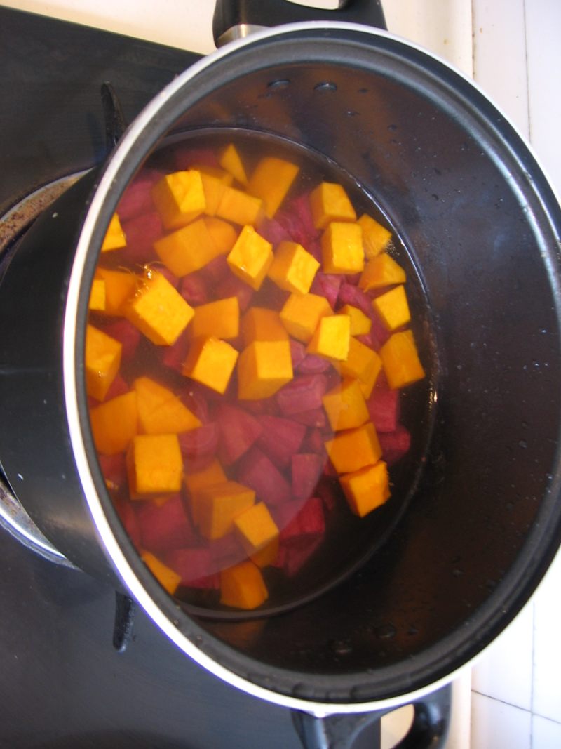 Pumpkin and Purple Sweet Potato Sweet Soup - Bringing the Flavor of Sweet Potato to Pumpkin: Cooking Steps