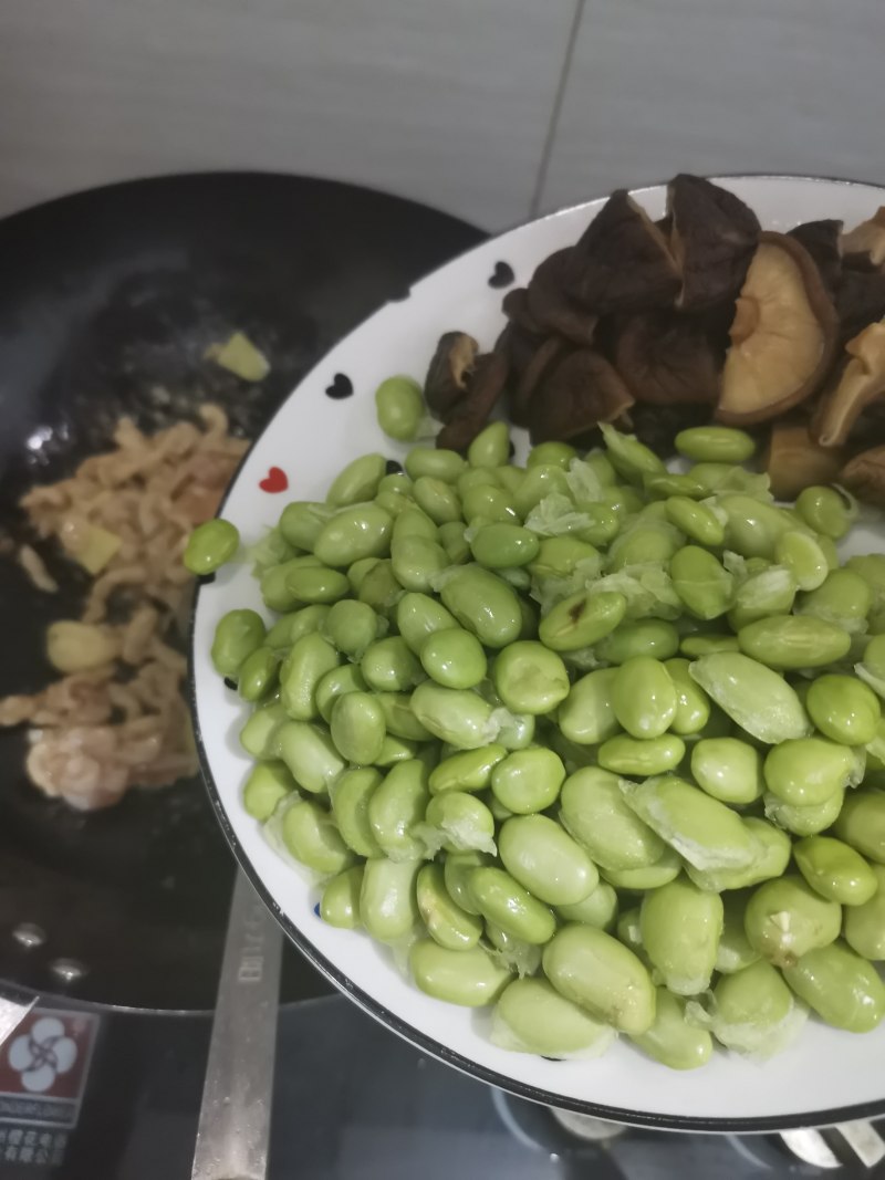 Steps for Cooking Chicken and Mushroom Stir-Fry with Edamame