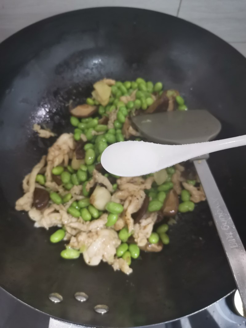 Steps for Cooking Chicken and Mushroom Stir-Fry with Edamame