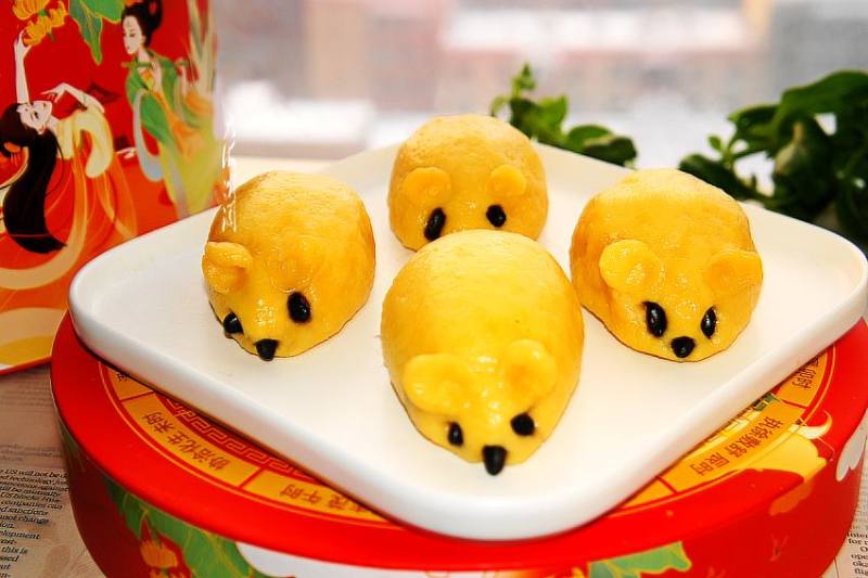 Golden Rat Steamed Buns