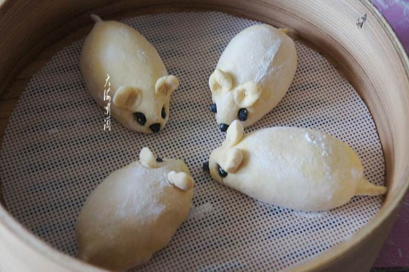 Steps for Making Golden Rat Steamed Buns