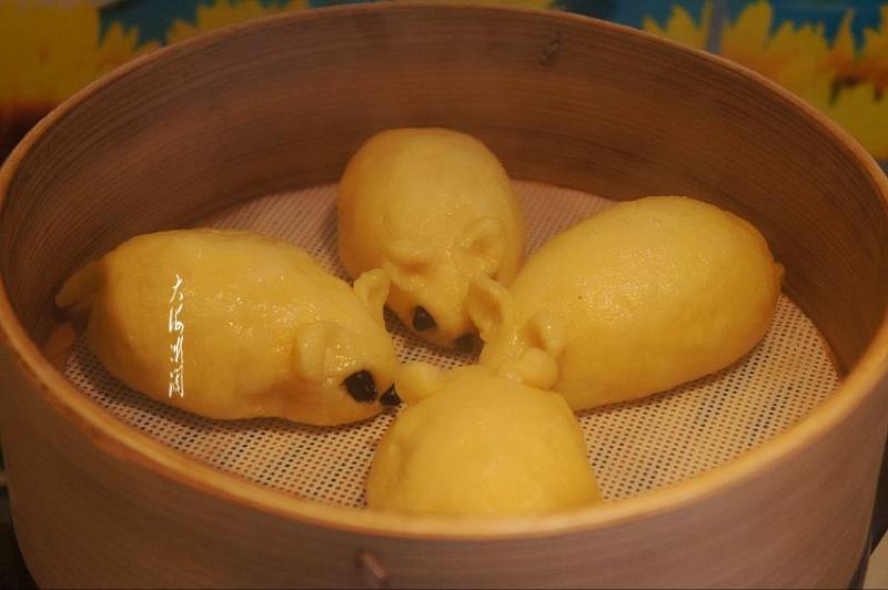 Steps for Making Golden Rat Steamed Buns