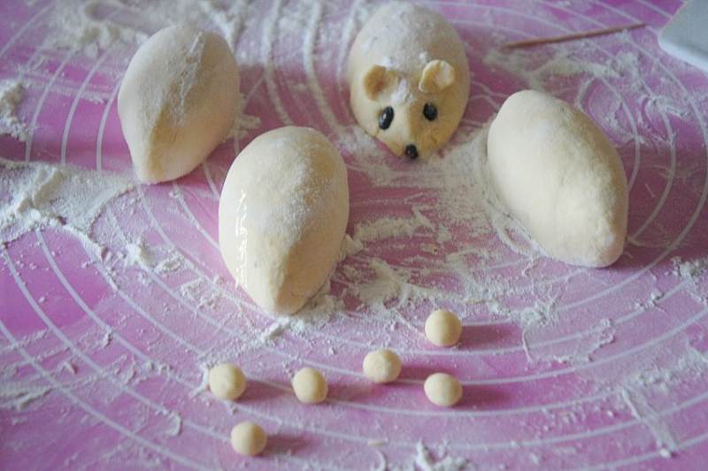 Steps for Making Golden Rat Steamed Buns