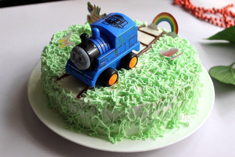 Step-by-step guide to making Thomas the Tank Engine Cream Cake