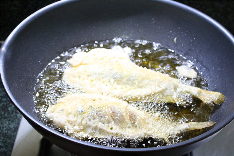 Steps for Making Deep-Fried Yellow Croaker