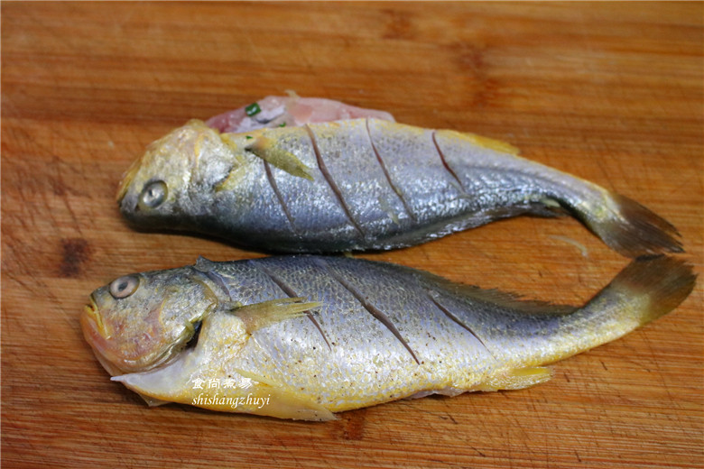 Steps for Making Deep-Fried Yellow Croaker