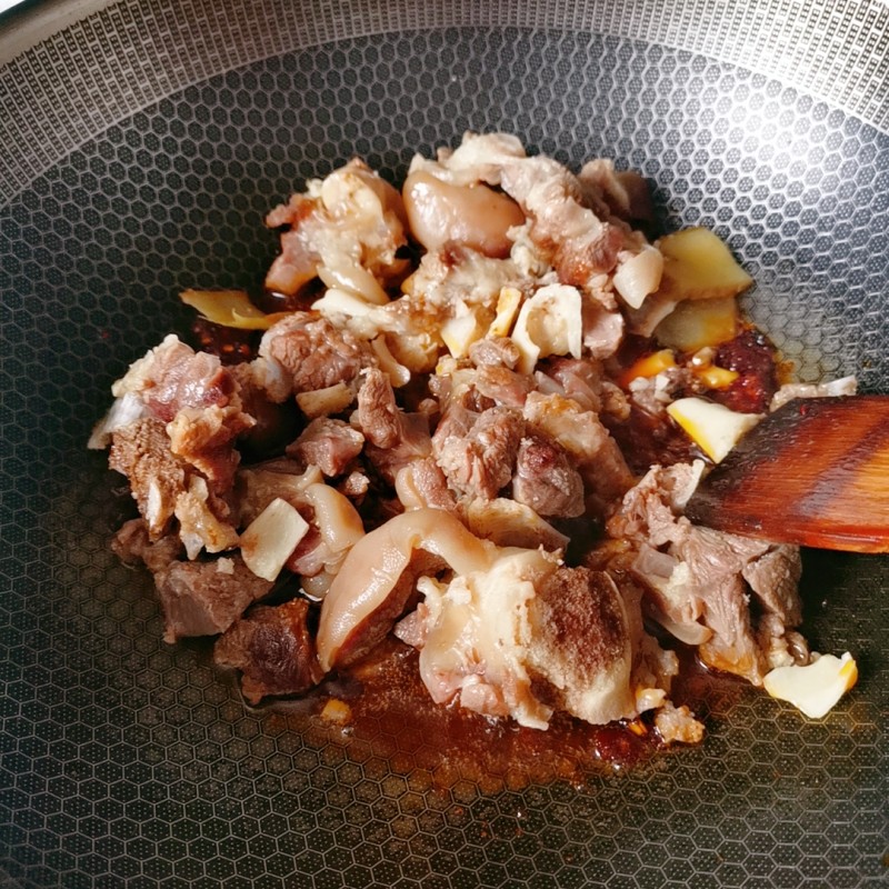 Steps for Cooking Lamb Stewed with White Radish