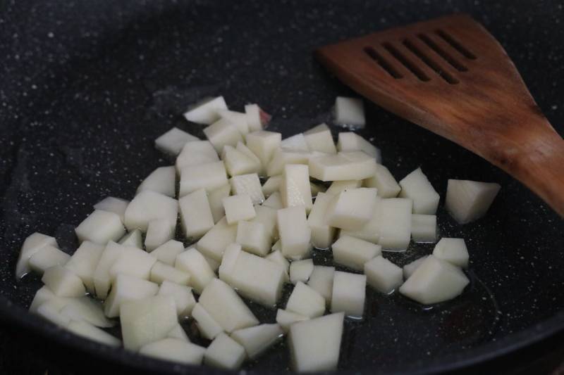 Chinese Sausage Potato Mushroom Rice Cooking Steps