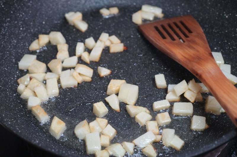 Chinese Sausage Potato Mushroom Rice Cooking Steps