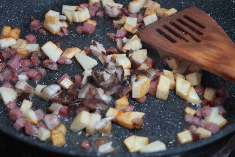 Chinese Sausage Potato Mushroom Rice Cooking Steps