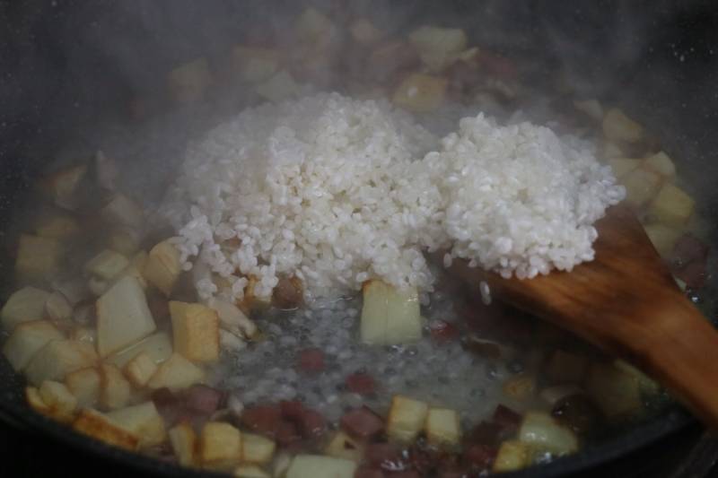 Chinese Sausage Potato Mushroom Rice Cooking Steps