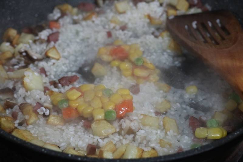 Chinese Sausage Potato Mushroom Rice Cooking Steps