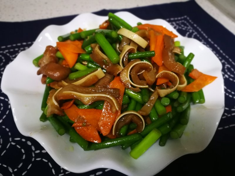 Stir-fried Pig Ear with Garlic Sprouts