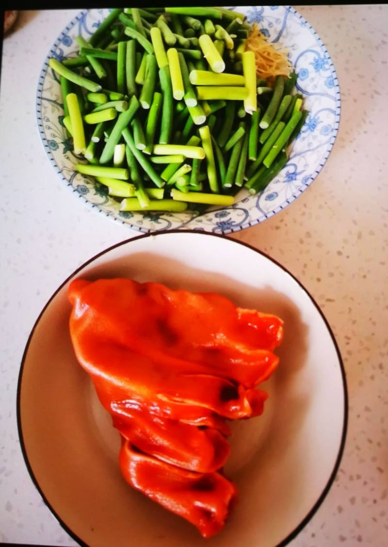 Steps for Stir-fried Pig Ear with Garlic Sprouts