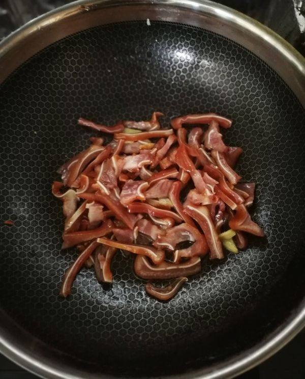 Steps for Stir-fried Pig Ear with Garlic Sprouts