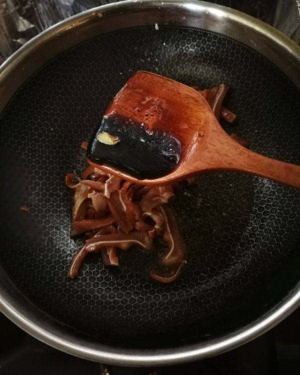 Steps for Stir-fried Pig Ear with Garlic Sprouts