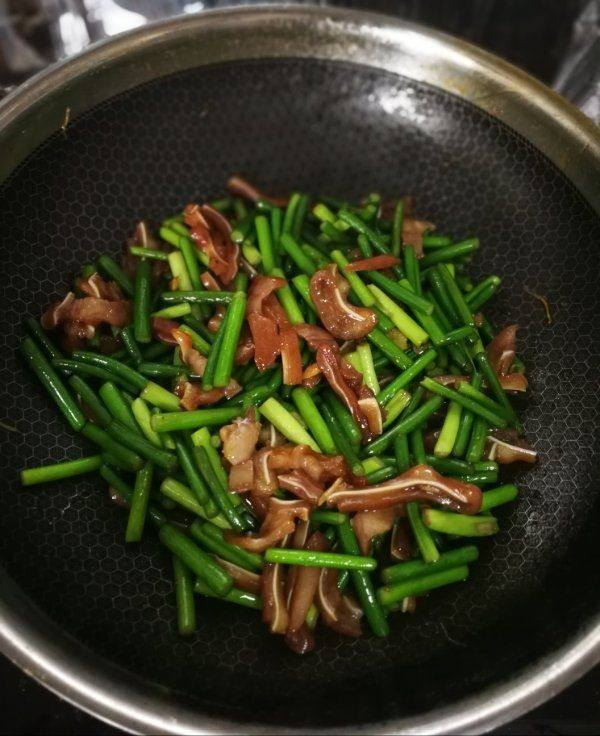 Steps for Stir-fried Pig Ear with Garlic Sprouts