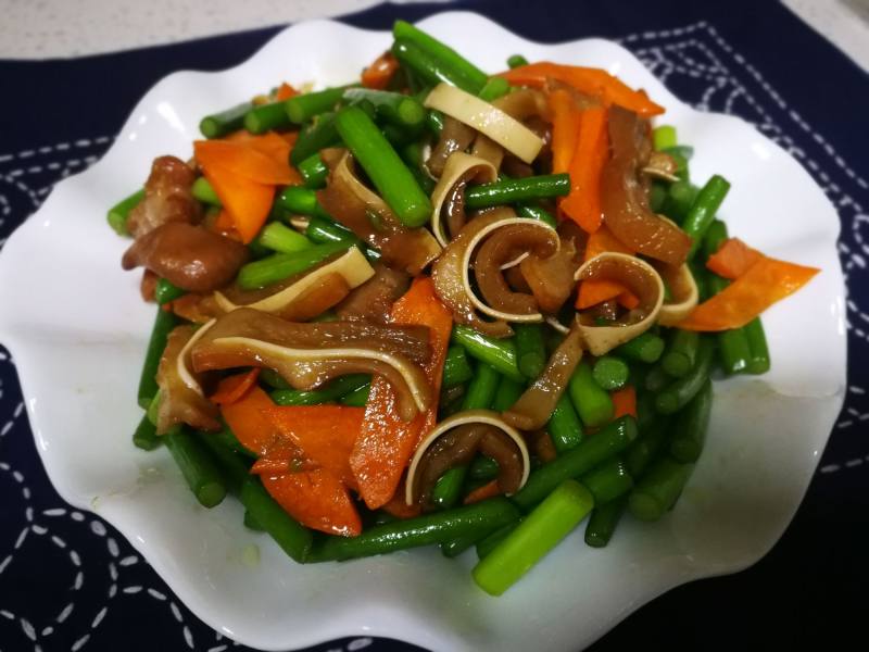 Steps for Stir-fried Pig Ear with Garlic Sprouts