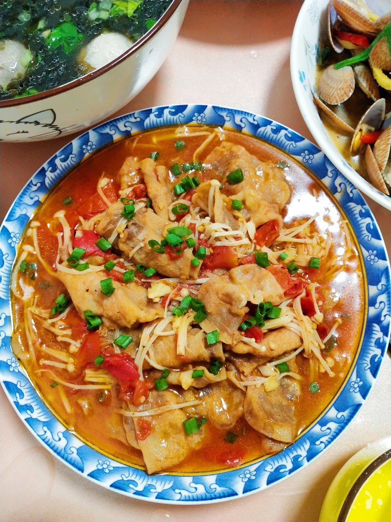 Tomato Beef and Enoki Mushroom Soup: So Delicious You Won't Leave a Drop