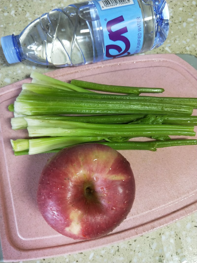 Steps for Making Celery Apple Juice