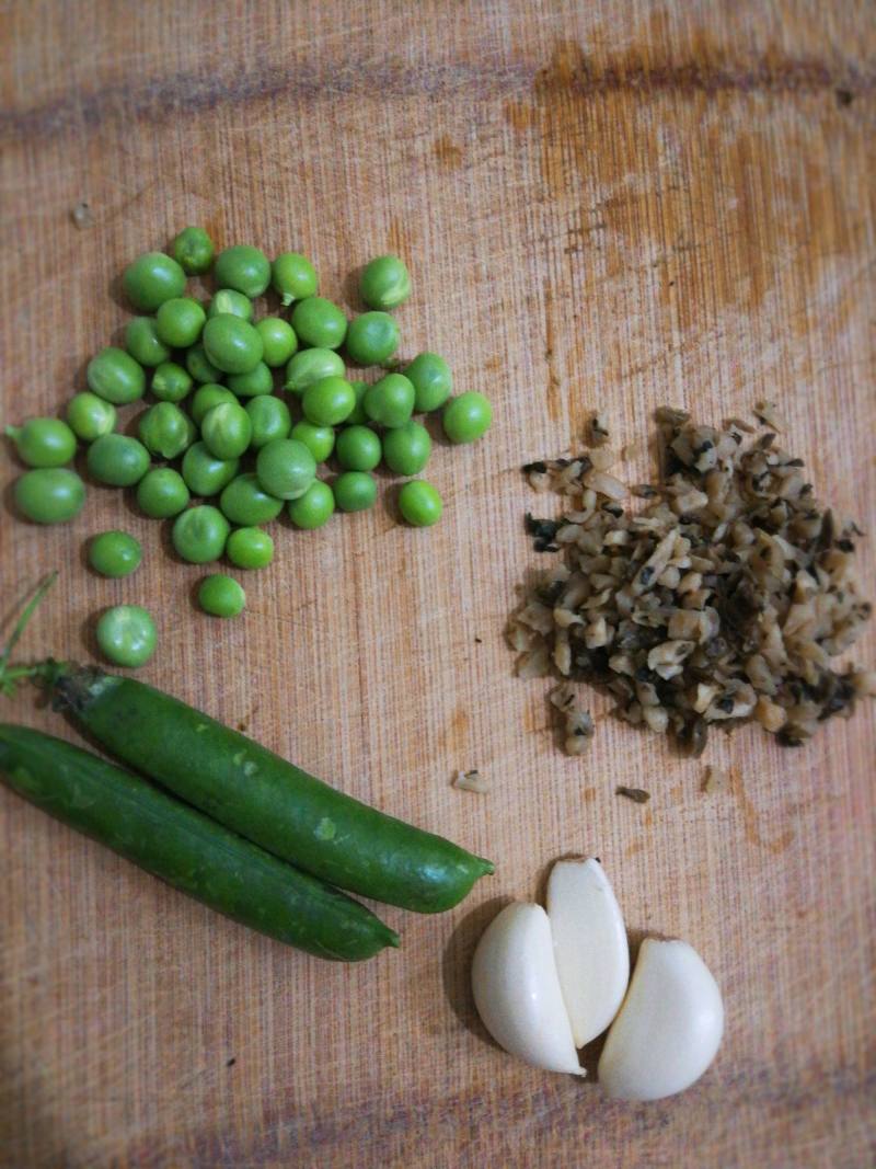 Pickled Vegetable and Pea Stir-Fry Cooking Steps