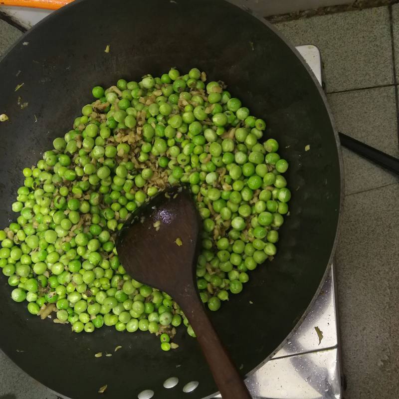 Pickled Vegetable and Pea Stir-Fry Cooking Steps