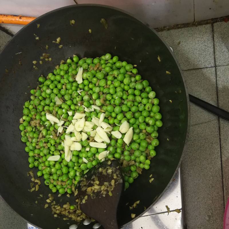 Pickled Vegetable and Pea Stir-Fry Cooking Steps