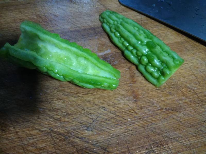 Steps for Cooking Bitter Melon Stir-fried with Eggs