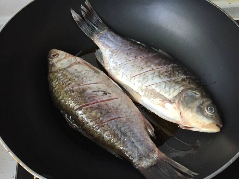 Steps for Cooking Carp and Crab Mushroom Soup