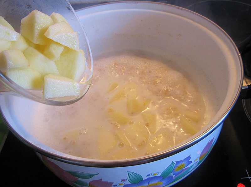 Detailed Steps for Cooking Healthy Breakfast: Apple Almond Oatmeal