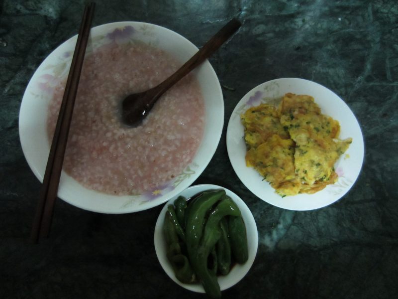 Red Rice Porridge + Scallion Shrimp Omelette with Parsley + Microwave Green Peppers, Delicious Breakfast