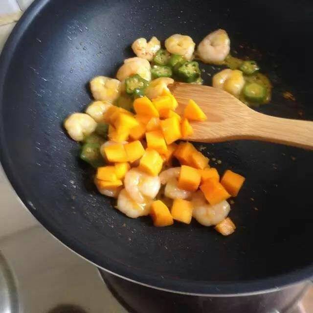 Steps for Mango Shrimp Stir Fry