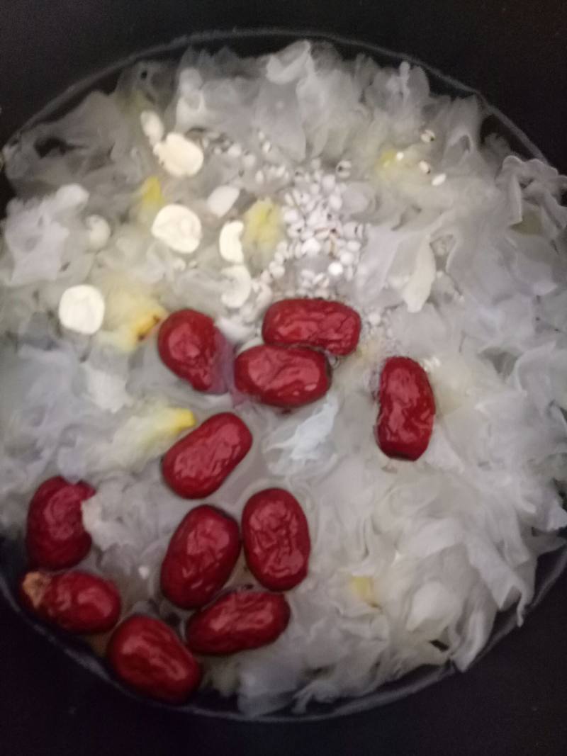 Steps for Making Red Date, Lotus Seed, Lily, Coix Seed and Tremella Sugar Water