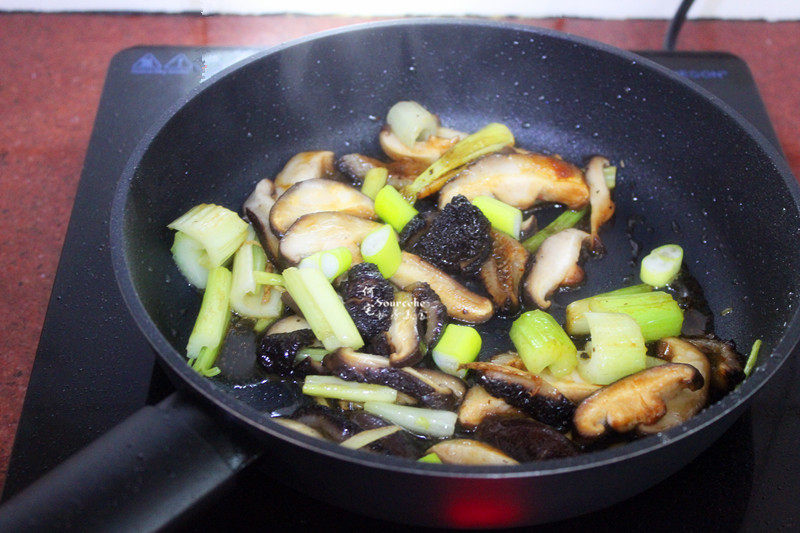 Steps for Cooking Sautéed Red Ginseng with Sesame Oil