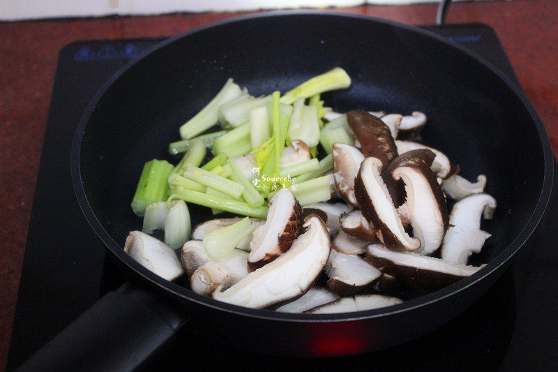 Steps for Cooking Sautéed Red Ginseng with Sesame Oil