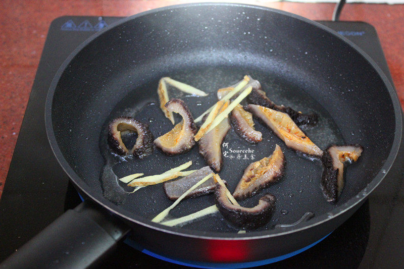 Steps for Cooking Sautéed Red Ginseng with Sesame Oil