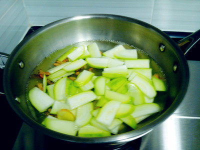 Steps for Cooking Summer Squash and Green Bean Soup