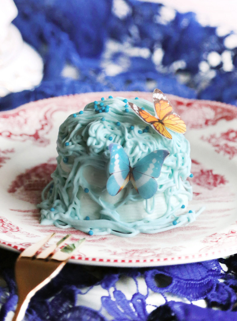 Step-by-Step Guide for Making A Dream in Blue: Wedding Mini Cake