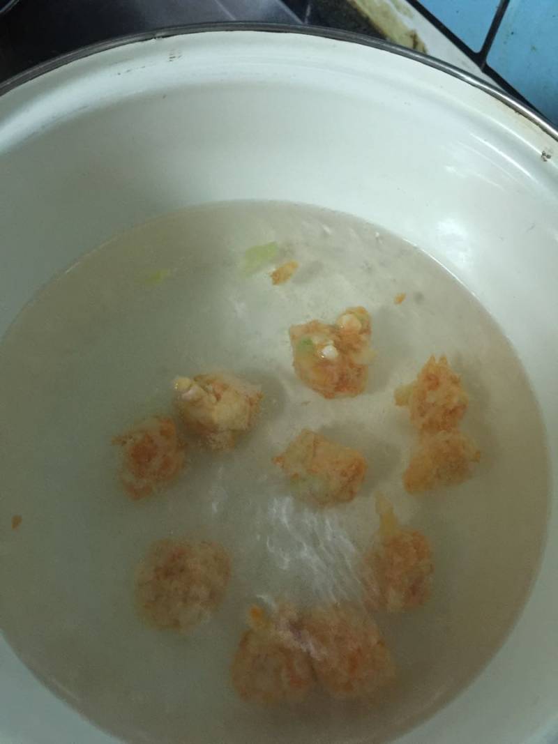 Steps for Making Carrot and Shrimp Ball Noodle Soup